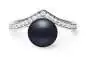 Preview: Eleganter Ring mit schwarzer Perle 7.5-8 mm in V-förmiger Zirkonia-Einfassung, 925er, Gaura Pearls, Estland